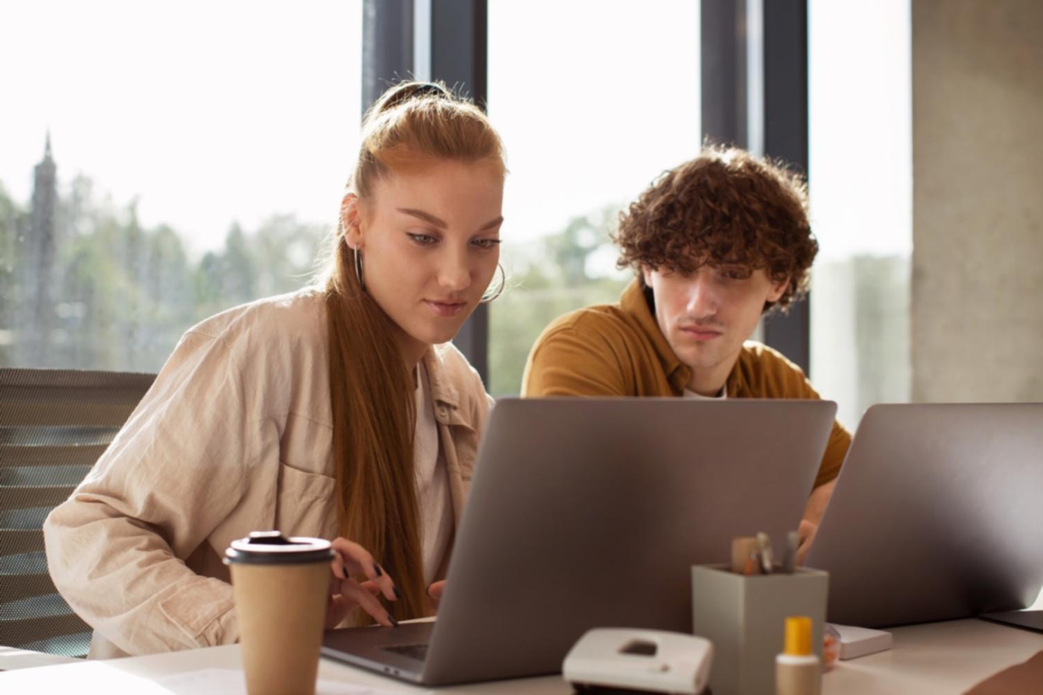 Business mentor providing one-on-one financial guidance to small business owner